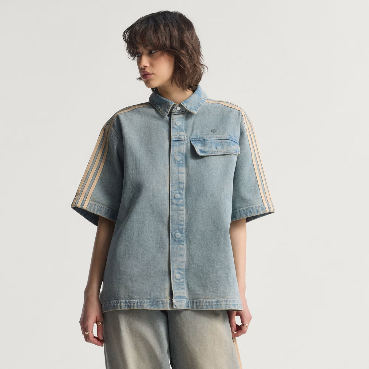 Camisa Premium Essentials de tejido denim de manga corta