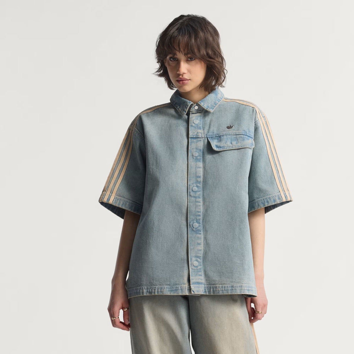 Camisa Premium Essentials de tejido denim de manga corta