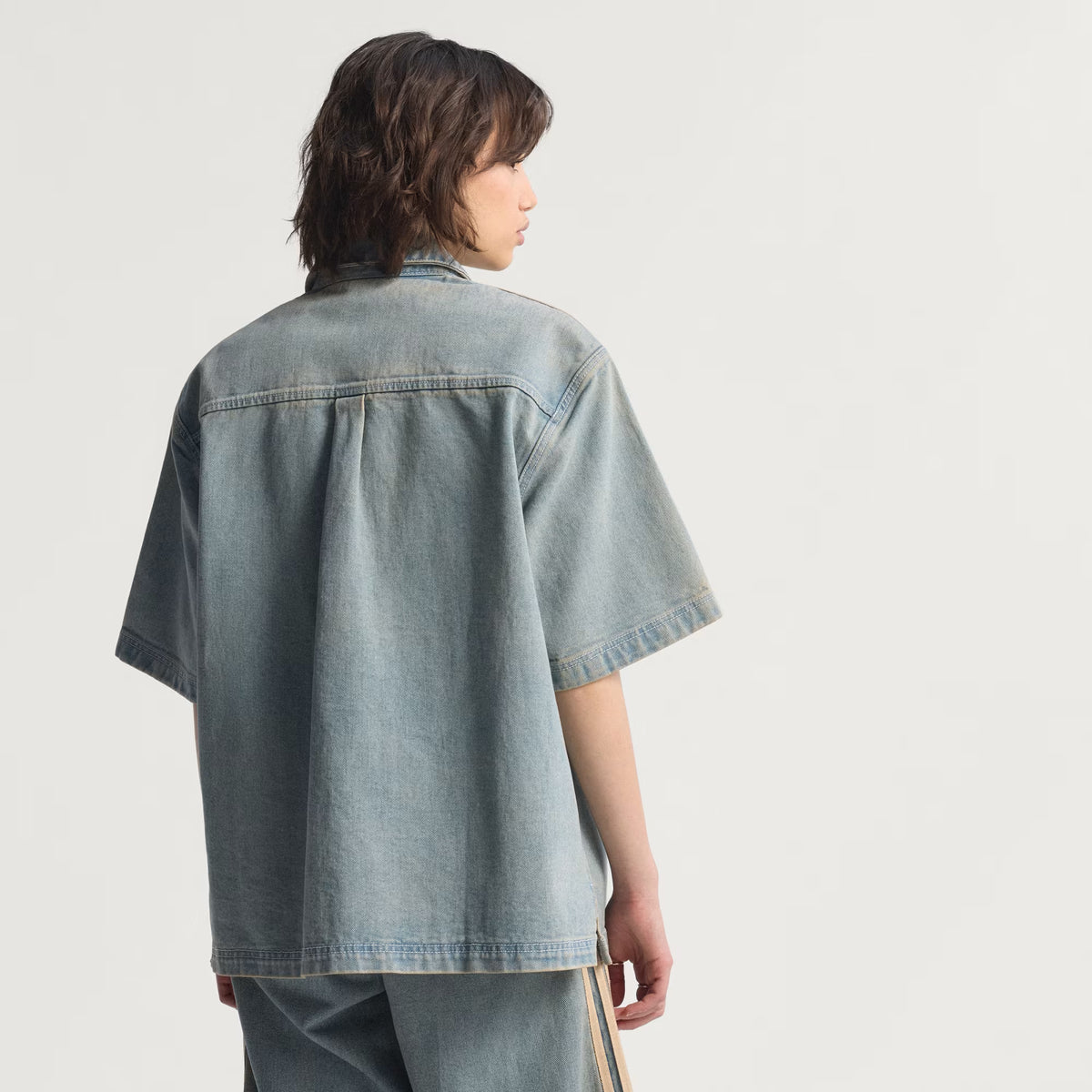 Camisa Premium Essentials de tejido denim de manga corta