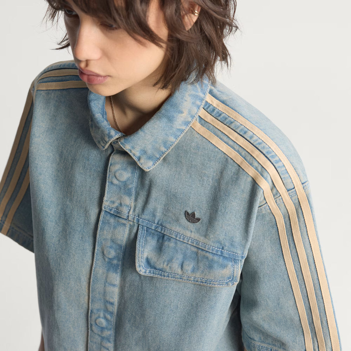 Camisa Premium Essentials de tejido denim de manga corta