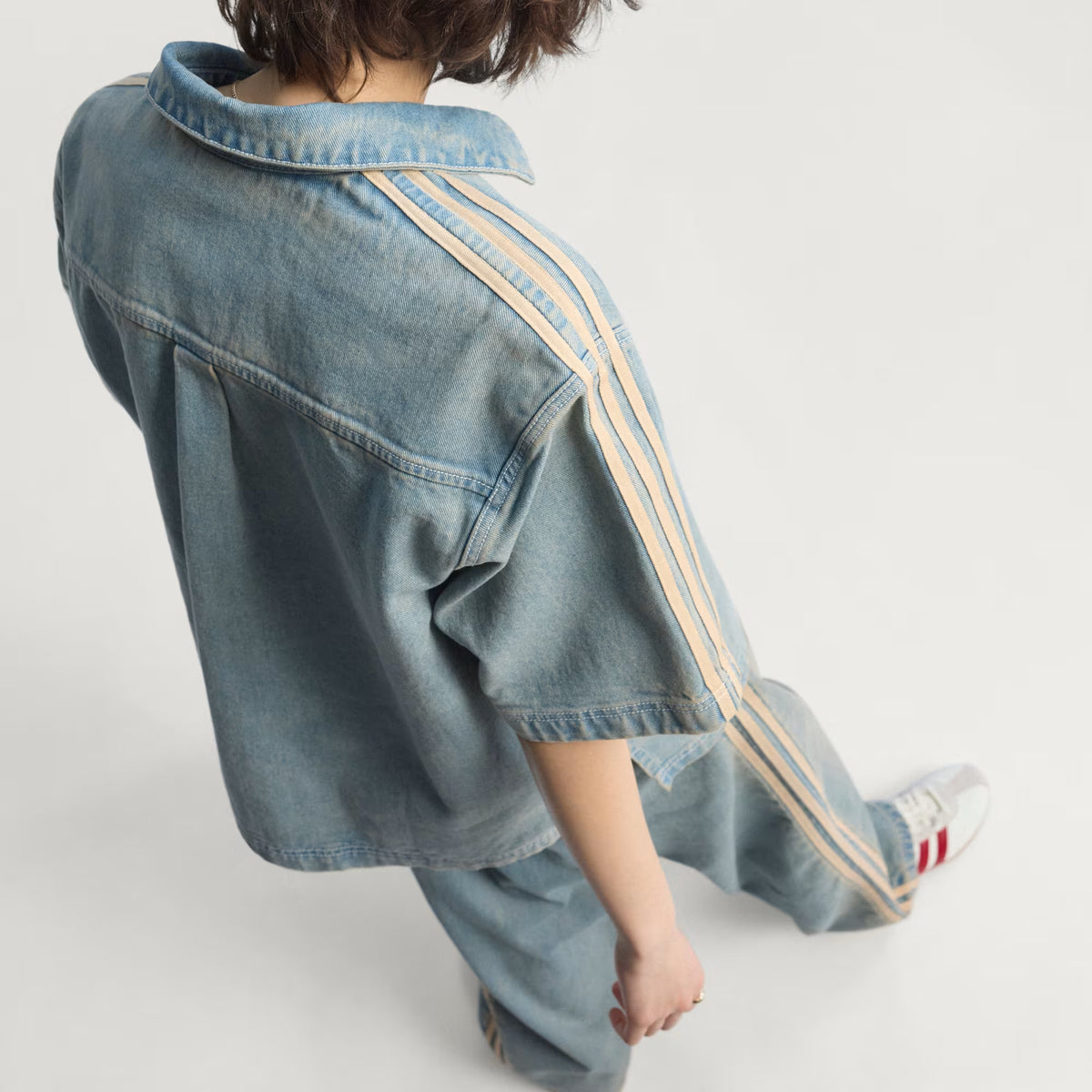 Camisa Premium Essentials de tejido denim de manga corta