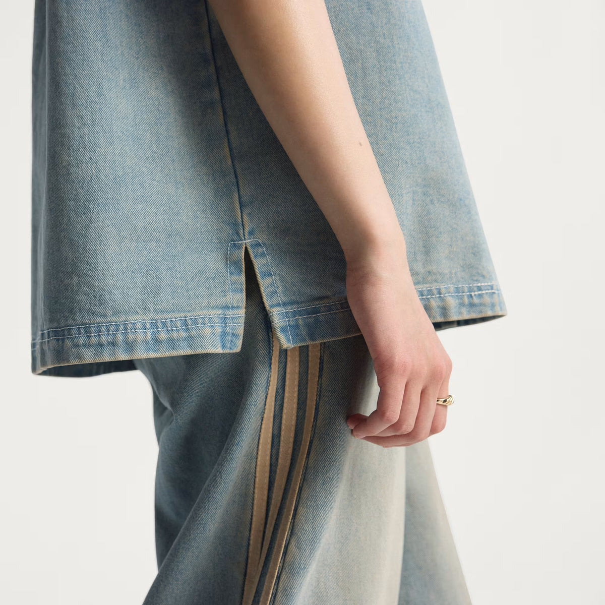 Camisa Premium Essentials de tejido denim de manga corta